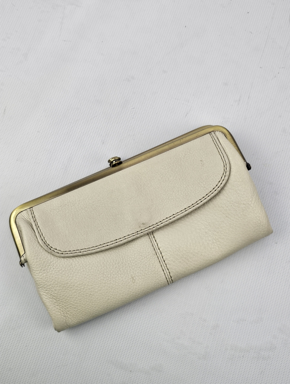 Hobo Lauren Clutch Wallet Bi-fold Magnetic Gold Frame Tilt-lock Ivory Leather